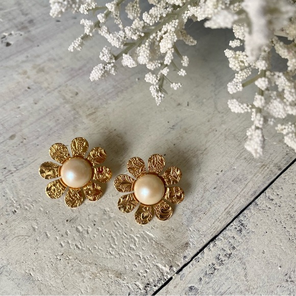 Vintage Retro Pearl Flower Stud Earrings - Picture 1 of 10